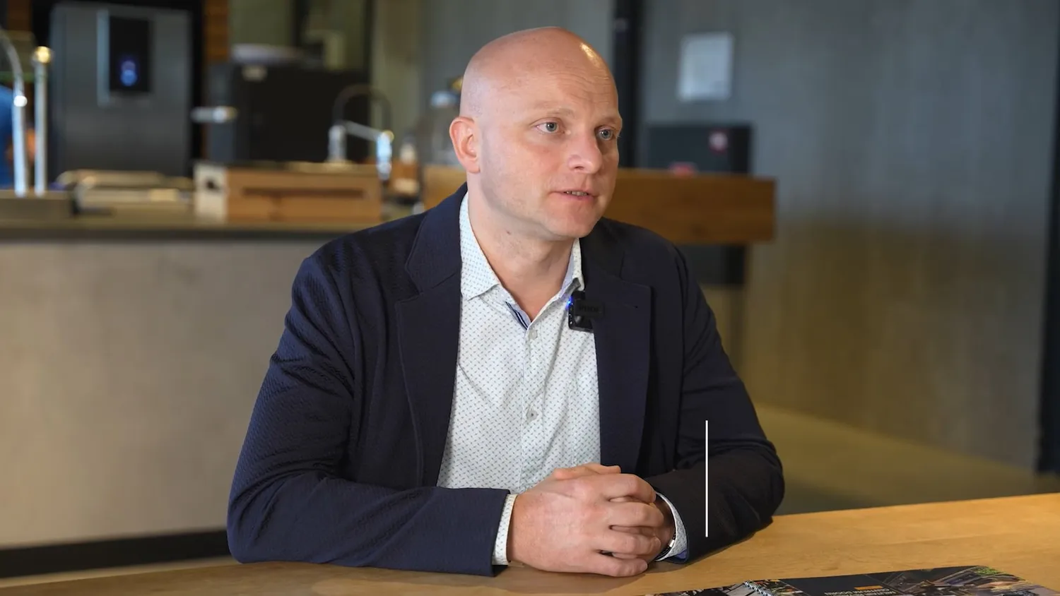 Professional tijdens een interview over de Metos klantcase